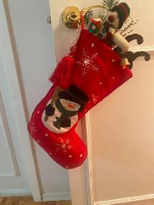 Bas de Noël, décoratif, haut 22po. incluant les décorations, 10$