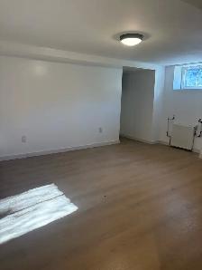 Renovated Large 2 Bedroom   Den Apartment - Photo 3