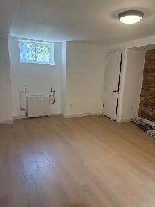 Renovated Large 2 Bedroom   Den Apartment - Photo 4