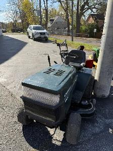 CRAFTSMAN RIDING LAWN MOWER - Photo 2