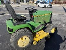 JOHN DEERE 445 RIDING LAWN MOWER - Photo 2