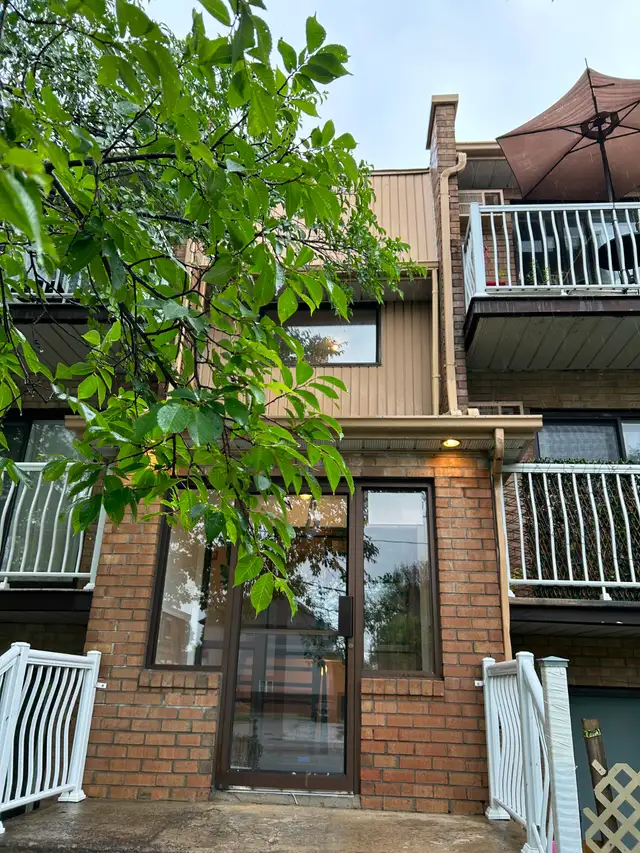 VIMONT, LAVAL grand spacieux 4½ NOVEMBRE sixplex 2 stat ensoleil