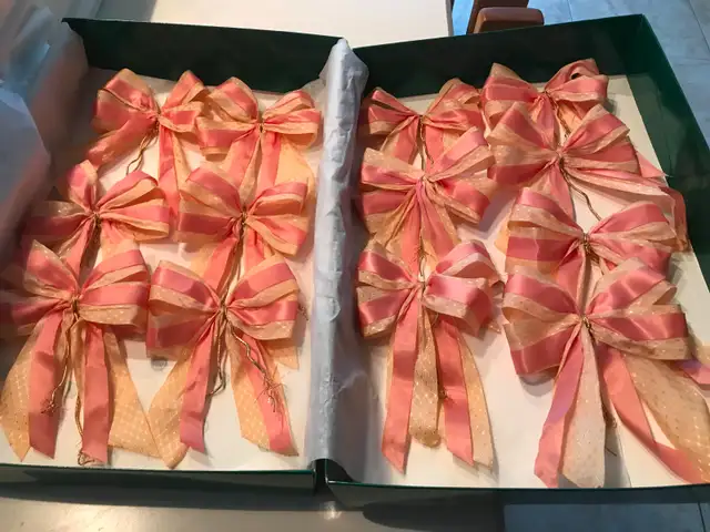 Boucles  en satin (13),  6po.x5.5po. roses pour sapin/etc 15$