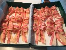 Boucles  en satin (13),  6po.x5.5po. roses pour sapin/etc 15$