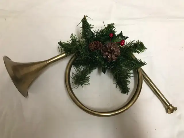 Clairon, décoration de Noël, 16 po. très bon état 12$