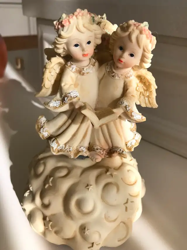 3 anges, bibelot musical, dans boîte, porcelaine détaillée! 15$