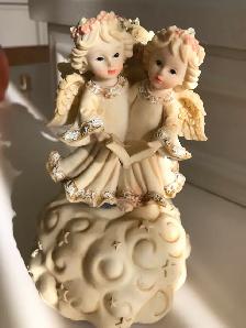 3 anges, bibelot musical, dans boîte, porcelaine détaillée! 15$