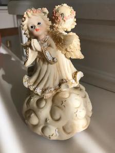 3 anges, bibelot musical, dans boîte, porcelaine détaillée! 15$ - Photo 2