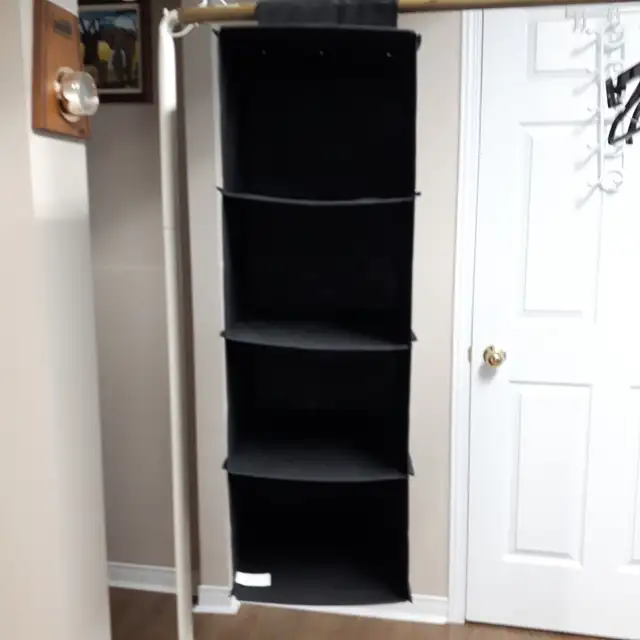 RANGE-TOUT À4 TABLETTES 7'x11'À SUSPENDRE DANS GARDE-ROBE $10.00