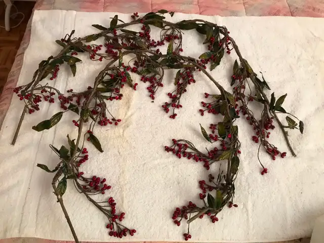 Guirlandes originales 2 de 54po  arrangement floral velours 15$