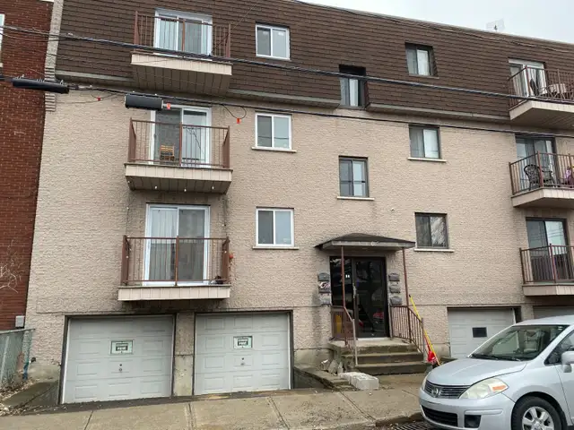 Grand garage pour entreposage a Lachine à louer