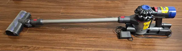 Dyson V8 Cordless Vacuum Cleaner – Great Condition