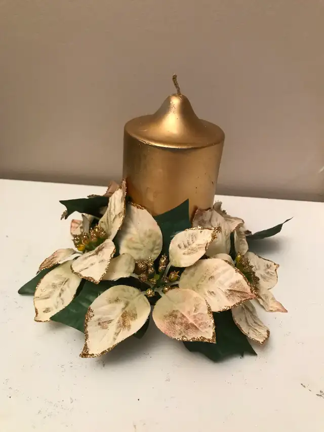 Chandelle Noël dorée/ poinsettias blanc 6.5po très bon état, 8$