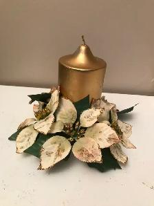 Chandelle Noël dorée/ poinsettias blanc 6.5po très bon état, 8$