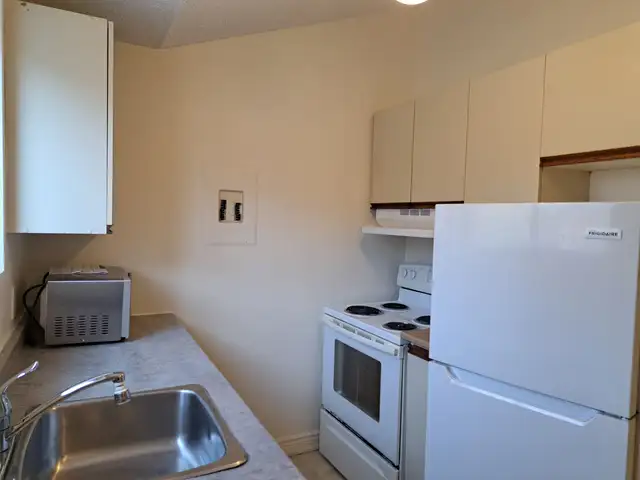 Charming 1 Bedroom   Den | Main Floor & Parking