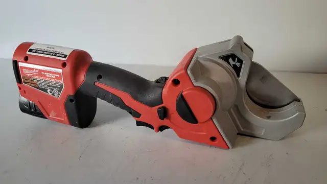 12V Milwaukee 247020 Plastic Pipe Shear w/1.5ah Batt (33010405)