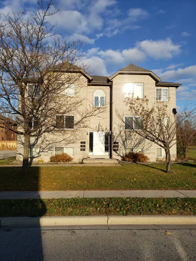 2 Bdrm 1 Bath w/ New Floors, Paint in Desirable Area,Central Air