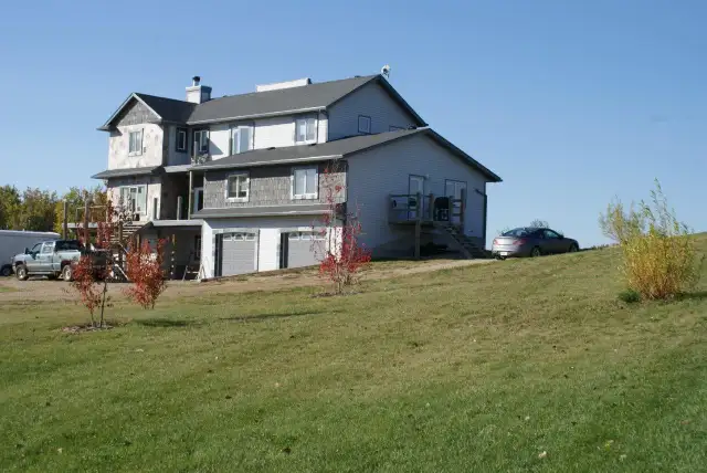 Room rent/share house in Country Estate home near Stony Plain