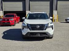 2025 Nissan Rogue - LOW MILEAGE, MINT CONDITION, CLEAN CARFAX - Photo 2