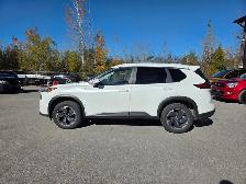 2025 Nissan Rogue - LOW MILEAGE, MINT CONDITION, CLEAN CARFAX - Photo 3