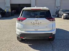 2025 Nissan Rogue - LOW MILEAGE, MINT CONDITION, CLEAN CARFAX - Photo 4