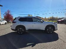 2025 Nissan Rogue - LOW MILEAGE, MINT CONDITION, CLEAN CARFAX - Photo 5