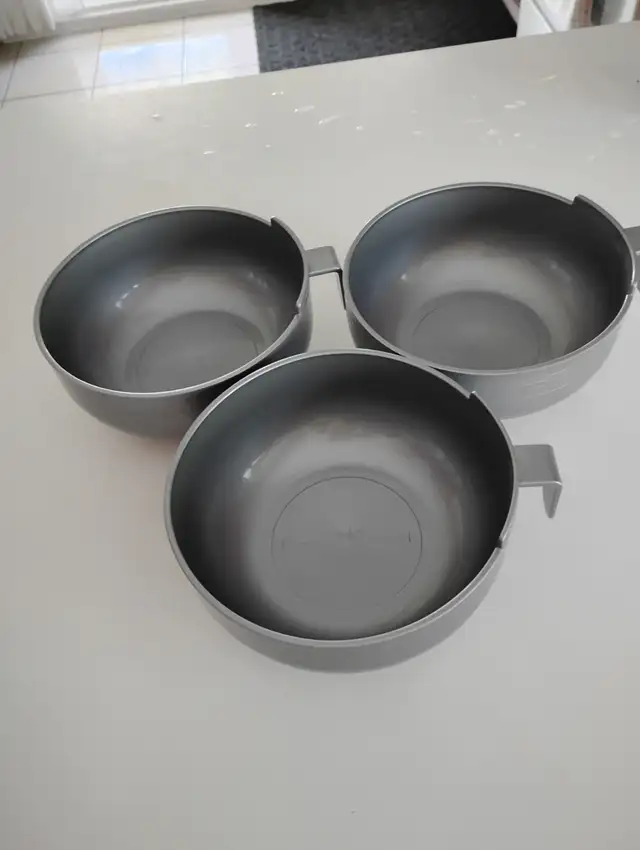 3CONTENANTSNEUFS VAISSELLE GRISMATRIX KORÉA 3'HAUx6'LAR $5.00CHA