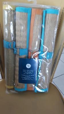 4NAPPERONS NEUFS EN PAILLE 13'x19' SCELLÉS DANS EMBALAGE: $20.00