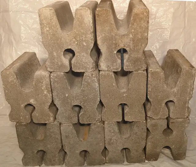 10 Blocs de béton pour abri d’auto style Tempo à Laval $45 negoc