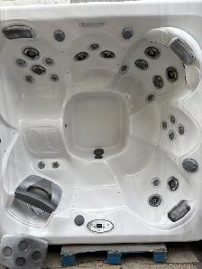 2013 MasterSpa 5-6 Adult Hot Tub with Lounger
