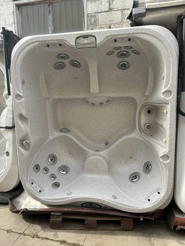 2016 Jacuzzi J325 4-5 Adult Hot Tub - Runs 120v or 240v