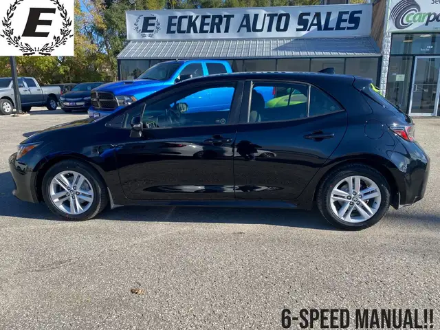 2019 Toyota Corolla Hatchback SE   6-SPEED MANUAL!