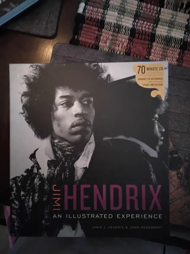 JIMI HENDRIX ILLUSTRATED EXPERIENCE COLLECTOR BOOK