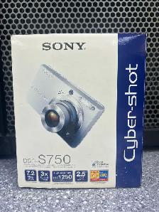 Sony Cyber-shot DSC-S750 boxed with battery and charger