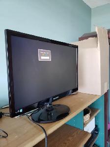 24''LED HDMI MONITOR IN MINT COND.