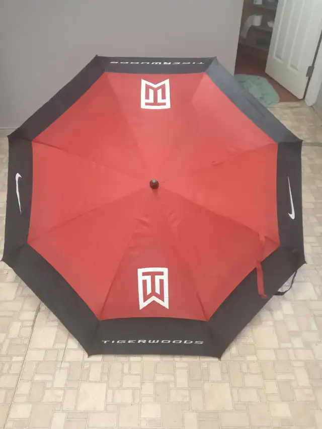 tiger woods golf  umbrella