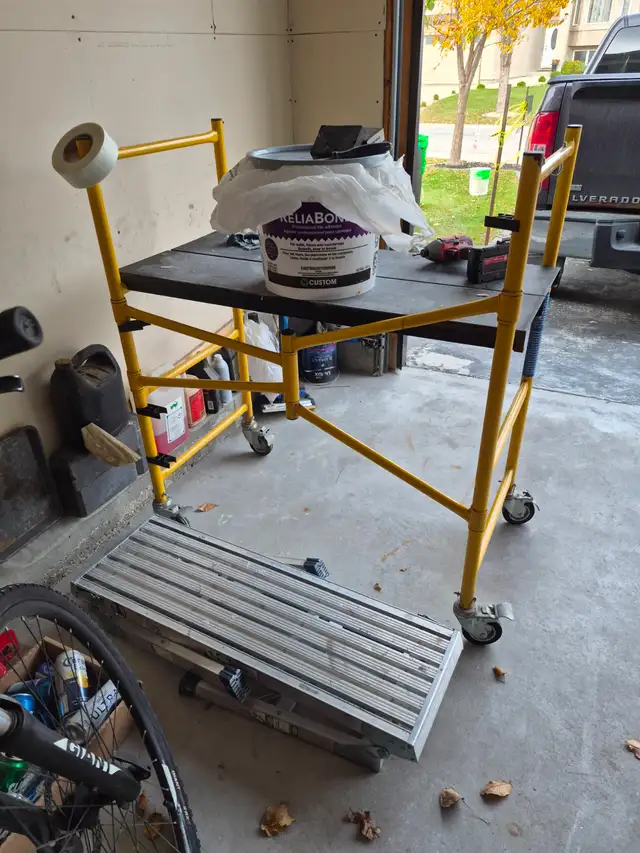 EXCELLENT CONDITION 4' SCAFFOLDING