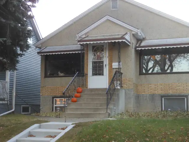 House For Rent with In-Suite Laundry  Bellevue - Highlands area