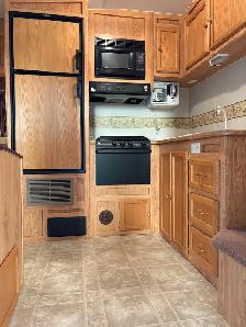 2004 Travelaire/Rustler 5th Wheel Trailer - Photo 9