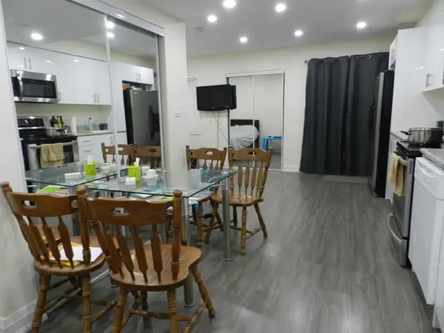 Walkout Bachelor/Studio HWY 7 & Dufferin (Thornhill)