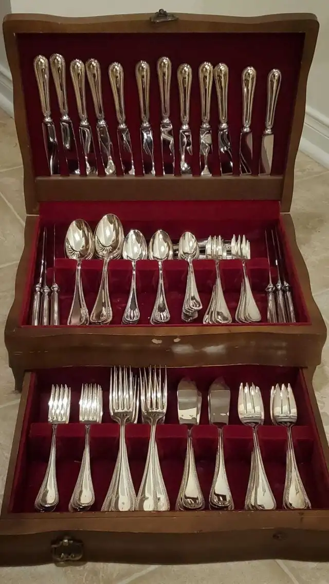 Coffret de 12 couverts de table ERCUIS