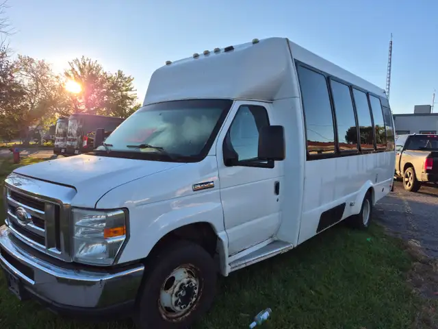 2016 Federal Bus Up To 17 Passenger