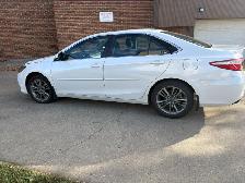 2017 Toyota Camry Hybrid - Photo 2