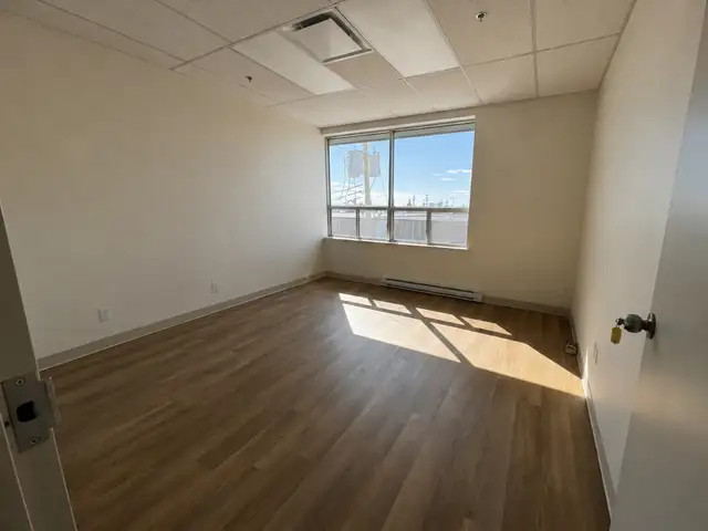 Office for Rent in Saint-Laurent – All Included – From $379/mo