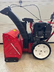 26" Troy-bilt 3 stage snowblower - Photo 2