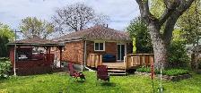 Three-bedoom Erindale house with deck & huge yard!