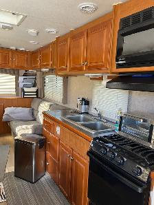 2012 Triple E Roughneck – 30' Office & Accommodation Trailer - Photo 6