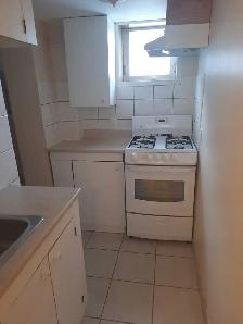 Bright, spacious, basement apartment - Photo 4