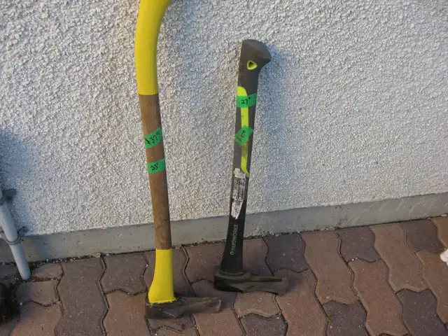 SPLITTING   AXE - - ( 2 ) - -