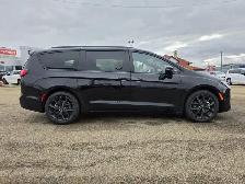 2027 Chrysler Pacifica Limited - Photo 8